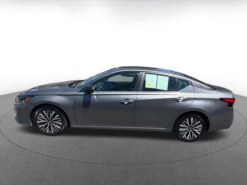 Used 2025 Nissan Altima 2.5 SV FWD image 8