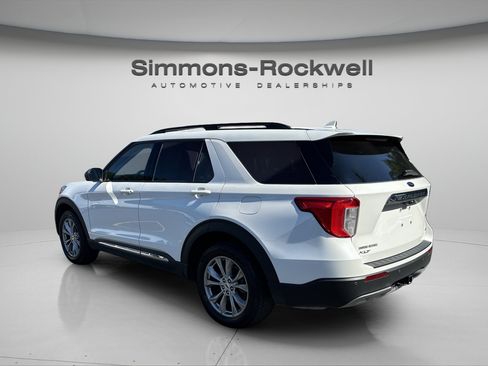 Used 2023 Ford Explorer XLT w/ Equipment Group 202A AWD/4WD image 3