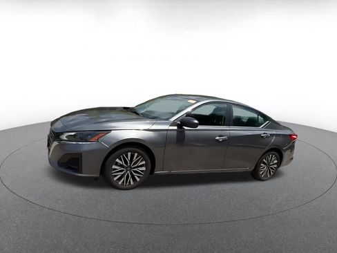 Used 2025 Nissan Altima 2.5 SV FWD image 8