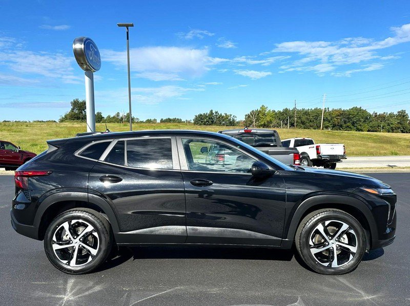 Used 2024 Chevrolet Trax RS FWD image 2
