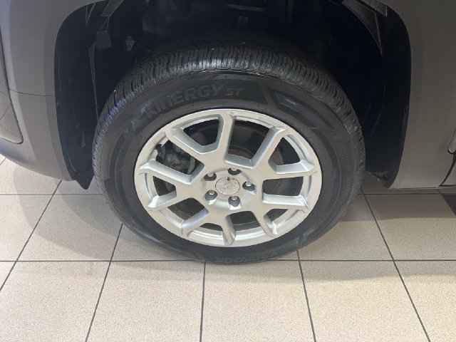 Used 2020 Jeep Renegade Latitude w/ Cold Weather Group AWD/4WD image 22
