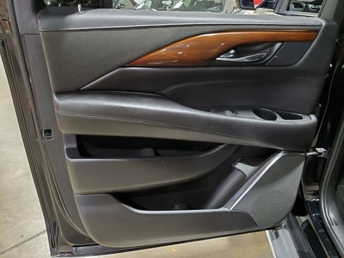 Used 2019 Cadillac Escalade ESV Luxury RWD image 30