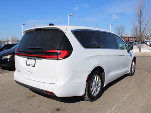 Used 2023 Chrysler Pacifica Touring-L image 7