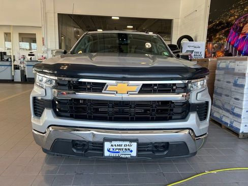 Used 2022 Chevrolet Silverado 1500 LT AWD/4WD image 2