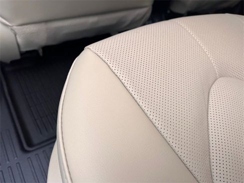 Used 2025 Toyota Highlander Limited image 14