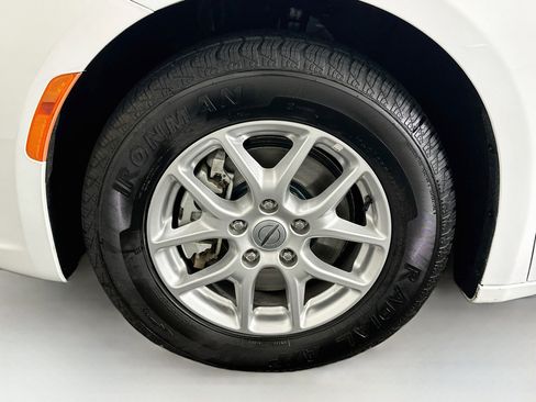 Used 2024 Chrysler Pacifica Touring-L FWD image 11