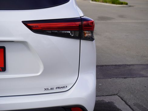Used 2022 Toyota Highlander XLE image 10