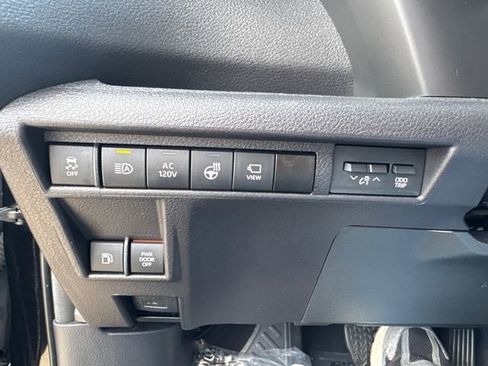 Used 2025 Toyota Sienna Platinum image 32