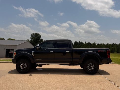 Used 2017 Ford F250 Platinum w/ FX4 Off-Road Package AWD/4WD image 8
