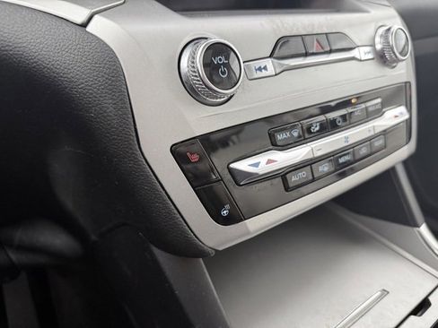 Used 2022 Ford Explorer XLT w/ Equipment Group 202A image 5