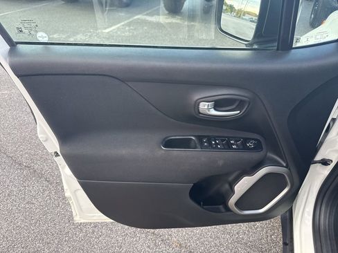 Used 2021 Jeep Renegade Latitude image 11