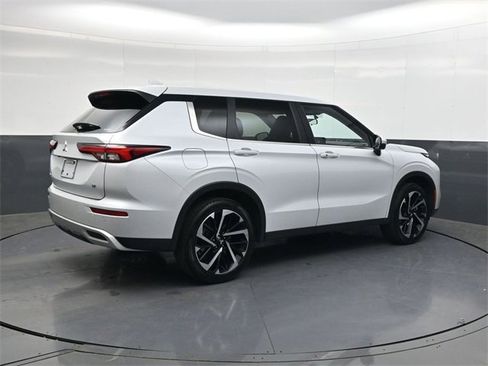 Used 2024 Mitsubishi Outlander SE image 4
