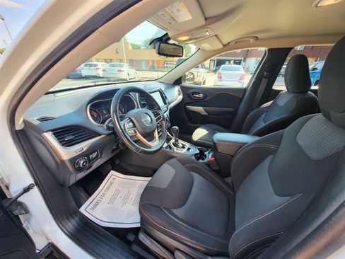 Used 2017 Jeep Cherokee Latitude FWD image 9