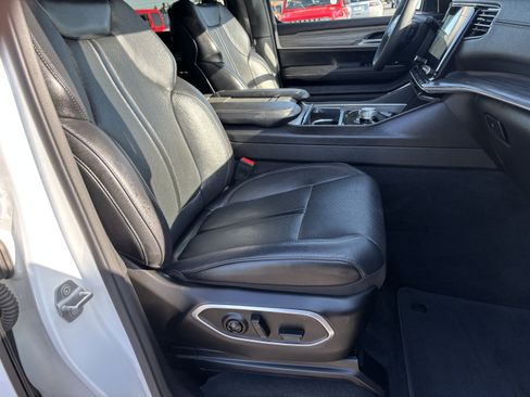 Used 2024 Jeep Wagoneer L Series II w/ Flexible Seating Group RWD image 29