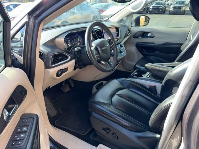 Used 2023 Chrysler Pacifica Touring-L FWD image 15