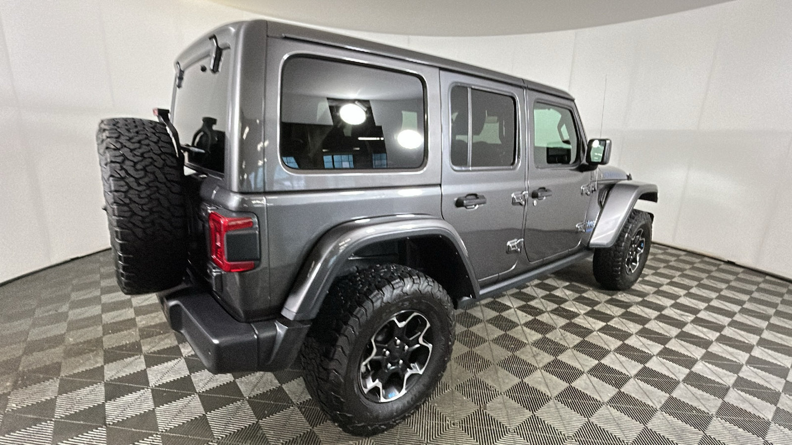 Used 2022 Jeep Wrangler Unlimited Rubicon 4xe w/ Cold Weather Group AWD/4WD image 3