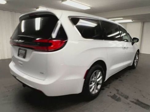 Used 2023 Chrysler Pacifica Touring-L w/ Uconnect Theater Family Group AWD/4WD image 8