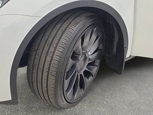 Used 2024 Tesla Model Y Performance AWD/4WD image 31