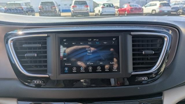 Used 2018 Chrysler Pacifica Touring-L FWD image 9
