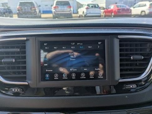 Used 2018 Chrysler Pacifica Touring-L FWD image 9