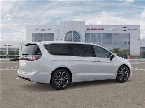 New 2026 Chrysler Pacifica Select image 4