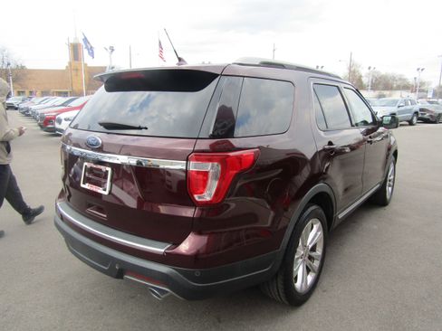 Used 2018 Ford Explorer XLT w/ Equipment Group 202A image 6
