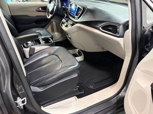Used 2017 Chrysler Pacifica Touring-L FWD image 10