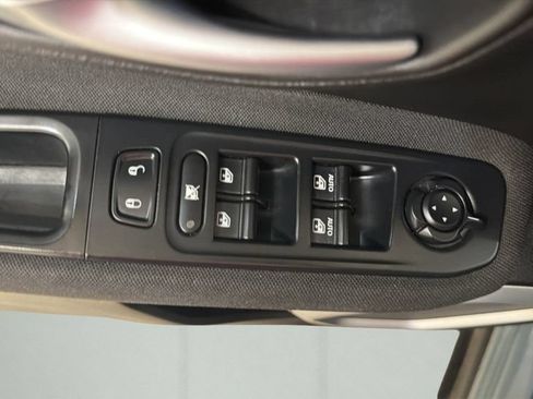 Used 2018 Jeep Renegade Latitude w/ UConnect 8.4 Nav Group FWD image 16