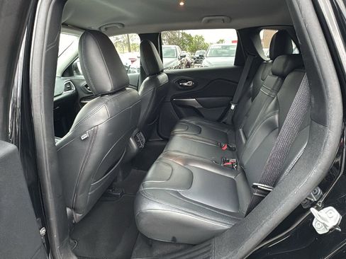 Used 2019 Jeep Cherokee Latitude w/ Popular Appearance Group image 16