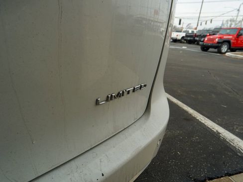 Used 2023 Chrysler Pacifica Limited image 9