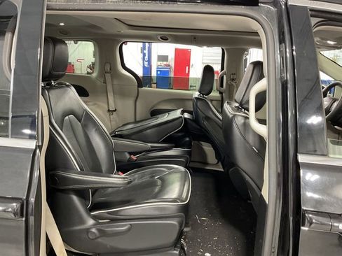 Used 2023 Chrysler Pacifica Limited image 12