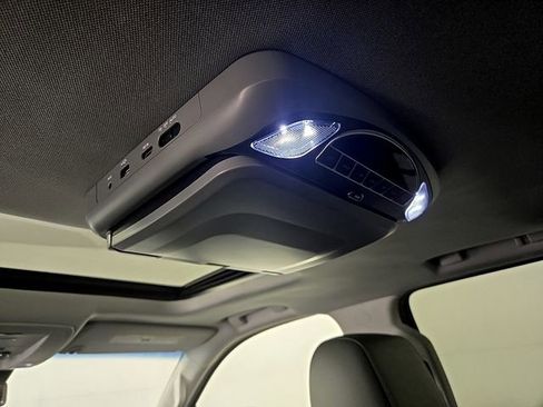 Used 2018 Chevrolet Suburban LT image 12