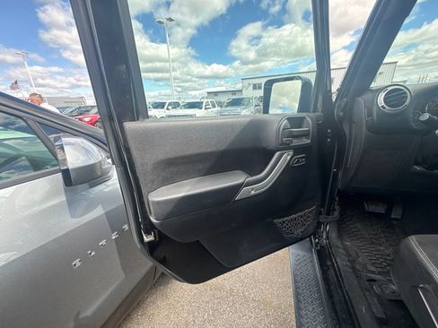 Used 2016 Jeep Wrangler Unlimited Sahara w/ Connectivity Group AWD/4WD image 9