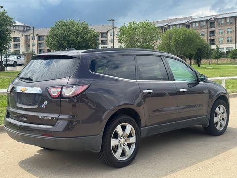 Used 2016 Chevrolet Traverse LT w/ Style and Technology Package FWD image 4