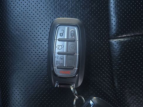 Certified 2022 Chrysler Pacifica Limited w/ Uconnect Theater Family Group image 26