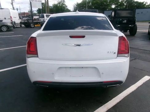 Used 2018 Chrysler 300 S w/ 300S Premium Group RWD image 4