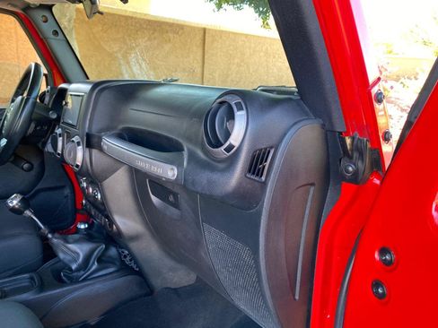 Used 2016 Jeep Wrangler Sport w/ Connectivity Group AWD/4WD image 42