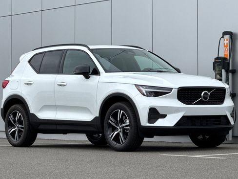 New 2026 Volvo XC40 B5 Core w/ Climate Package image 7