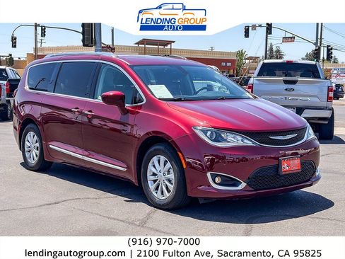 Used 2018 Chrysler Pacifica Touring-L FWD image 5