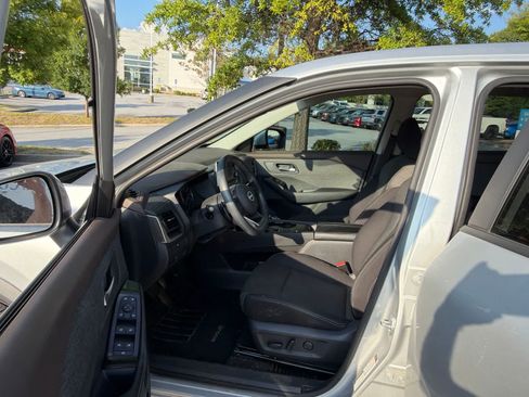 Used 2023 Nissan Rogue SV FWD image 17