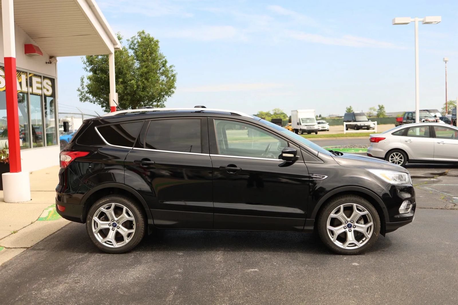 Used 2018 Ford Escape Titanium w/ Ford Safe & Smart Package FWD image 4