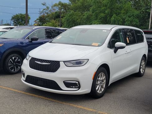 Used 2023 Chrysler Pacifica Touring-L FWD image 2