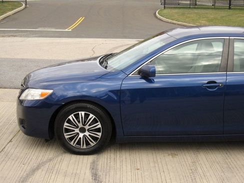 Used 2011 Toyota Camry LE image 7