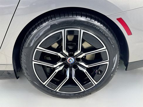 Used 2023 BMW 760i xDrive w/ Luxury Rear Seating Package image 9
