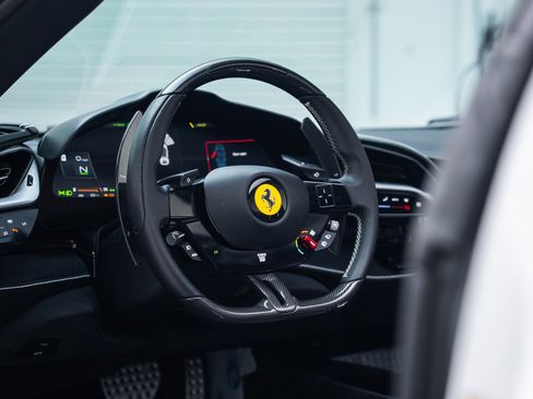 Used 2024 Ferrari SF90 Spider image 33