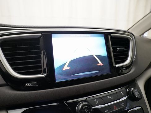 Used 2018 Chrysler Pacifica Touring-L w/ Tire & Wheel Group image 21