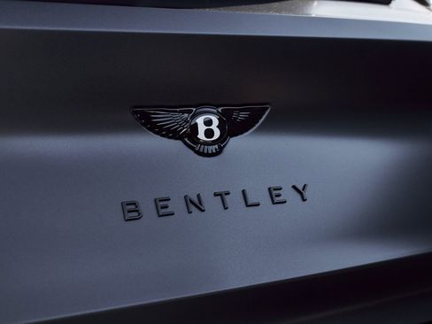 Used 2025 Bentley Bentayga image 12