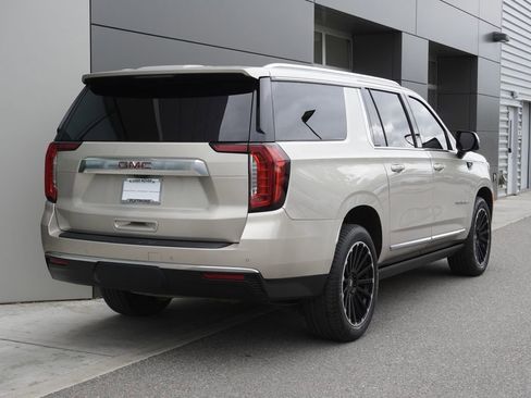 Used 2021 GMC Yukon XL Denali w/ Denali Premium Package AWD/4WD image 2