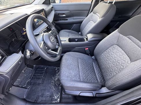 Certified 2025 Nissan Kicks SV FWD image 11