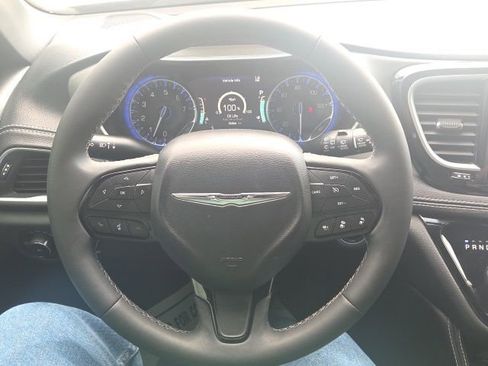 Used 2023 Chrysler Pacifica Limited w/ Uconnect Theater Family Group image 43